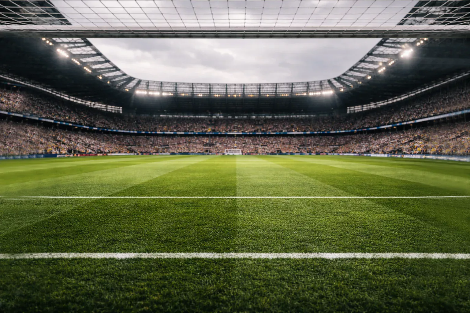 Terrain de football de Premier League avec pelouse impeccable vu depuis les tribunes d'un stade anglais
