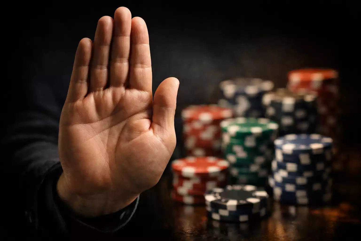 Main repoussant des jetons symbolisant la discipline